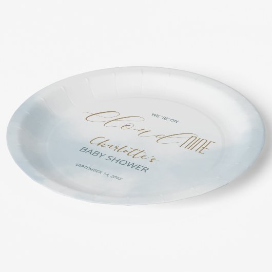 Wir sind auf Cloud 9 Elegant Script Blue Baby Show Pappteller (Schrägansicht)