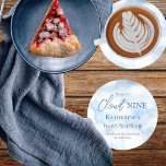Wir sind auf Cloud Nine Blue Boy Baby Dusche Runder Pappuntersetzer<br><div class="desc">Herzlich willkommen in unserer Kollektion "We Are On Cloud Nine Blue Boy Baby Shower", in der jedes Stück dazu gedacht ist, Ihre Feier der bevorstehenden Ankunft Ihres Kleinen zu erhöhen. Diese Sammlung erfasst das Wesen der Freude und Vorfreude mit ihrem traumhaften, skurrilen Thema. Stellen Sie sich vor, inmitten eines ruhigen...</div>