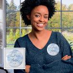 Wir sind auf Cloud Nine Blue Boy Baby Duschtücher  Button<br><div class="desc">Herzlich willkommen in unserer Kollektion "We Are On Cloud Nine Blue Boy Baby Shower", in der jedes Stück dazu gedacht ist, Ihre Feier der bevorstehenden Ankunft Ihres Kleinen zu erhöhen. Diese Sammlung erfasst das Wesen der Freude und Vorfreude mit ihrem traumhaften, skurrilen Thema. Stellen Sie sich vor, inmitten eines ruhigen...</div>