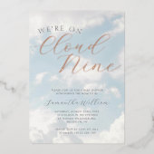 Wir sind auf Cloud Nine Blue Clouds Baby Dusche Folieneinladung (Vorderseite)