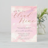 Wir sind auf Cloud Nine Pink Clouds Baby Dusche Folieneinladung (Stehend vorne)