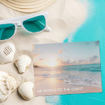 Wir sind auf die Coast Beach Zuhause umgezogen Ankündigung<br><div class="desc">Schöne Änderung der Adresse Strand Haus bewegte Karten,  die lesen Wir Moved to the Coast. Teilen Sie Ihre neue Zuhause-Adresse mit Freunden und Familienmitgliedern mit dieser schönen Ozeanfotografie-Karte. Eine Küste bei Sonnenaufgang.</div>