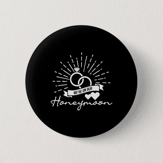 Wir sind auf unserer Hochzeitsreise - Liebe Ehe Eh Button (Vorderseite)