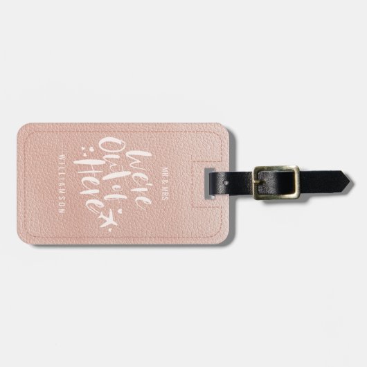 Wir sind aus hier | Herrn u. Frau Newlywed Pink Gepäckanhänger (Vorderseite horizontal)