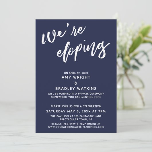 Wir sind dabei, einfache blaue Handschriftenschrif Einladung (Stehend Vorderseite)