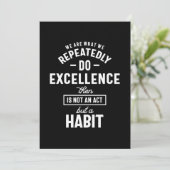 Wir sind das, was wir wiederholt Motivierend Zitat Dankeskarte (Stehend Vorderseite)