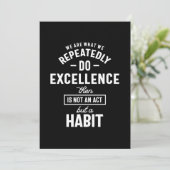 Wir sind das, was wir wiederholt Motivierend Zitat Einladung (Stehend Vorderseite)