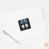 Wir sind ein Team Quadratischer Aufkleber (Umschlag)