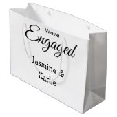 Wir sind ein verlobtes Paar Name romantisch stilvo Große Geschenktüte (Rückseite Schrägansicht)