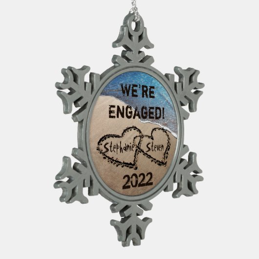 Wir sind ein Verlobtes Schneeflockdekor Schneeflocken Zinn-Ornament (Links)