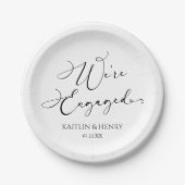 Wir sind eine Verlobte elegante Minimalistische En Pappteller (Vorderseite)