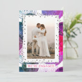 Wir sind eine Verlobte Personalisierte Foto-Engage Einladung (Stehend Vorderseite)