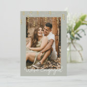 Wir sind eine Verlobte Personalisierte Foto-Engage Einladung (Stehend Vorderseite)