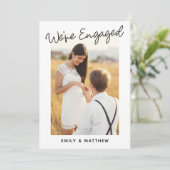 Wir sind eine Verlobte Personalisierte Foto-Engage Einladung (Stehend Vorderseite)