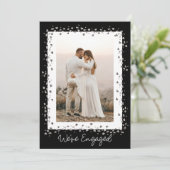 Wir sind eine Verlobte Personalisierte Foto-Engage Einladung (Stehend Vorderseite)