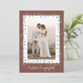 Wir sind eine Verlobte Personalisierte Foto-Engage Einladung (Stehend Vorderseite)