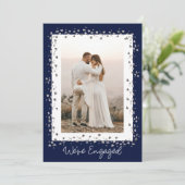 Wir sind eine Verlobte Personalisierte Foto-Engage Einladung (Stehend Vorderseite)