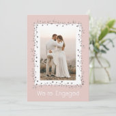 Wir sind eine Verlobte Personalisierte Foto-Engage Einladung (Stehend Vorderseite)