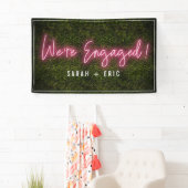 Wir sind eine Verlobte Pink Neon Engagement Party Banner (Insitu)