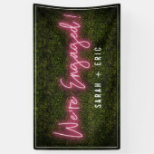 Wir sind eine Verlobte Pink Neon Engagement Party Banner (Vertikal)