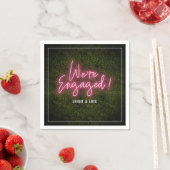 Wir sind eine Verlobte Pink Neon Engagement Party Serviette (Beispiel)