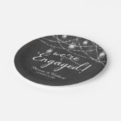 Wir sind eine Verlobte Rustikal Chalk Engagement P Pappteller (Schrägansicht)