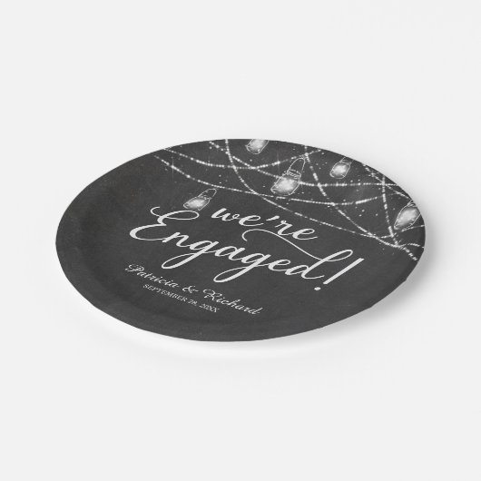 Wir sind eine Verlobte Rustikal Chalk Engagement P Pappteller (Schrägansicht)