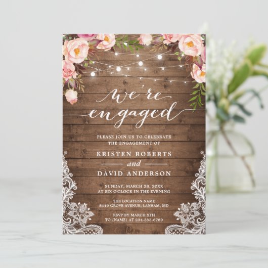 Wir sind eine Verlobte Rustikal Floral Lace Engage Einladung (Stehend Vorderseite)