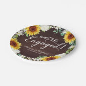 Wir sind eine Verlobte Rustikal Sunflowers Engagem Pappteller (Schrägansicht)