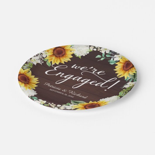 Wir sind eine Verlobte Rustikal Sunflowers Engagem Pappteller (Schrägansicht)