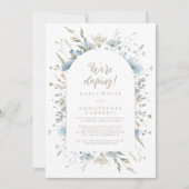 Wir sind Eloping Fun Elegant Script Dusty Blue Flo Einladung (Vorderseite)