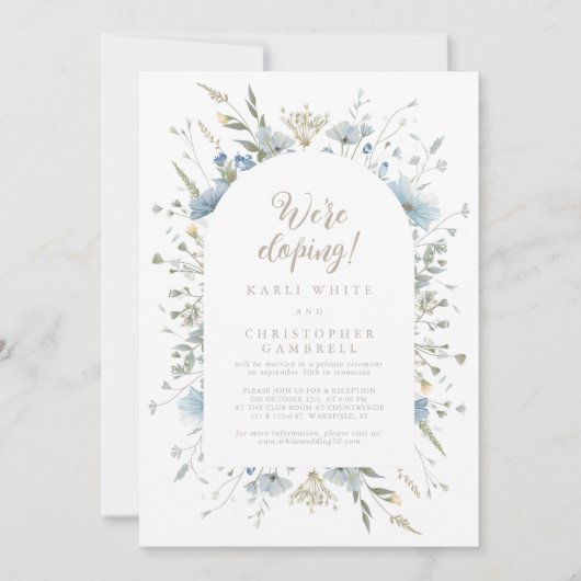 Wir sind Eloping Fun Elegant Script Dusty Blue Flo Einladung (Vorderseite)