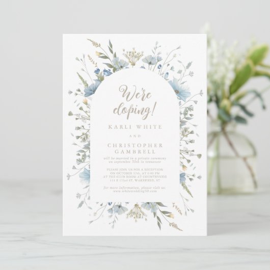 Wir sind Eloping Fun Elegant Script Dusty Blue Flo Einladung (Stehend Vorderseite)