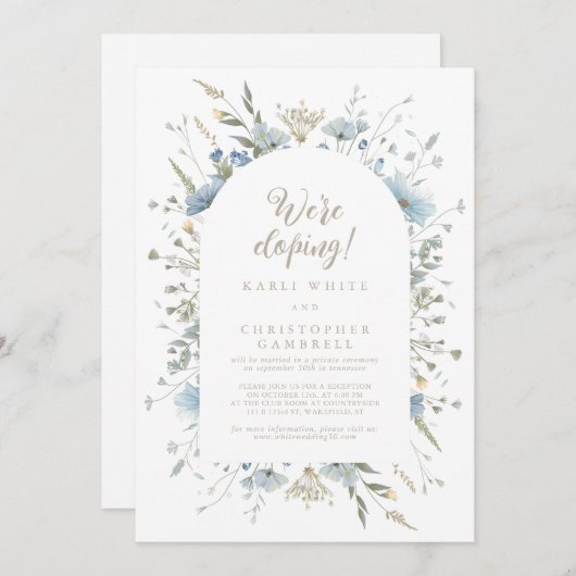 Wir sind Eloping Fun Elegant Script Dusty Blue Flo Einladung (Vorne/Hinten)
