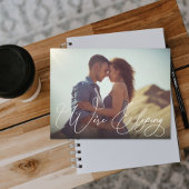 Wir sind gerade dabei, das Hochzeitsupdate-Foto zu Ankündigungspostkarte