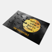 "Wir sind hier alle ein bisschen BATTY" Personalis Fußmatte (Schrägansicht)