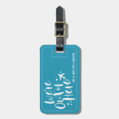 Wir sind hier draußen | Herr & Frau Newlywed Blue Gepäckanhänger (Vorderseite vertikal)