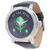 "Wir sind hier" grüner Alien-Kopf Armbanduhr (Schrägansicht)