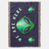 "Wir sind hier" Grüner Alien-Kopf Decke (Vorderseite Vertikal)