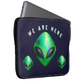 "Wir sind hier" grüner Alien-Kopf Laptopschutzhülle (Vorne Rechts)