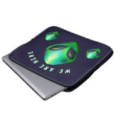 "Wir sind hier" grüner Alien-Kopf Laptopschutzhülle (Vorne Knopf)