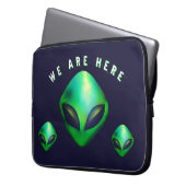 "Wir sind hier" grüner Alien-Kopf Laptopschutzhülle (Vorderseite Links)