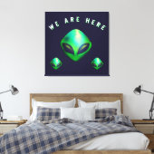 "Wir sind hier" Grüner Alien-Kopf Leinwanddruck (Insitu (Schlafzimmer))