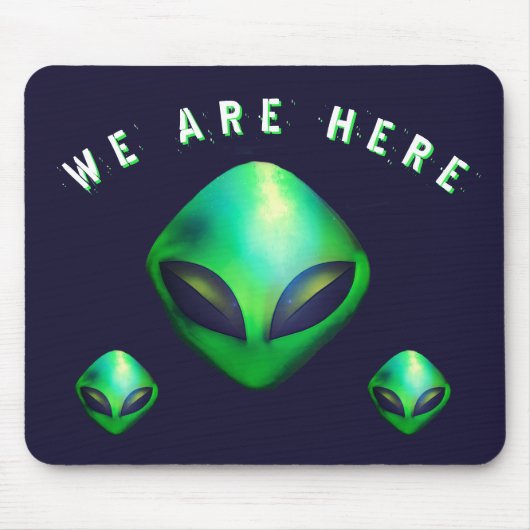 "Wir sind hier" Grüner Alien-Kopf Mousepad (Vorne)