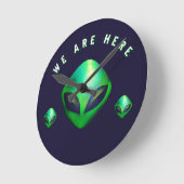 "Wir sind hier" Grüner Alien-Kopf Runde Wanduhr (Winkel)