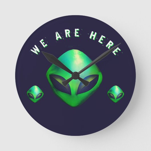 "Wir sind hier" Grüner Alien-Kopf Runde Wanduhr (Vorderseite)