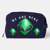 "Wir sind hier" Grüner Alien-Kopf Waschbeutel (Rückseite)