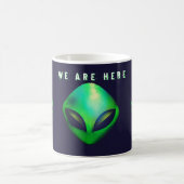 "Wir sind hier" grüner Außerirdischer Kopf Kaffeetasse (Mittel)