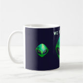 "Wir sind hier" grüner Außerirdischer Kopf Kaffeetasse (Links)
