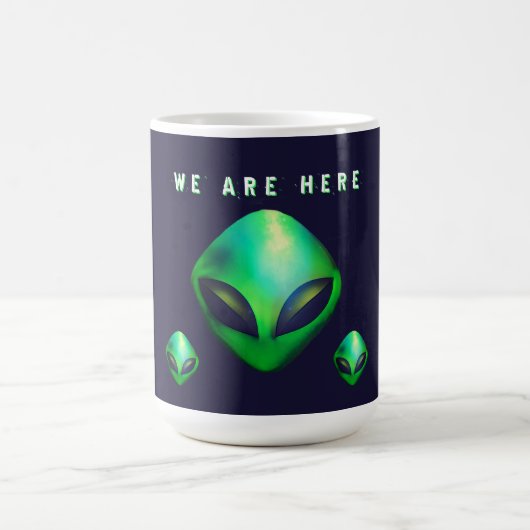 "Wir sind hier" grüner Außerirdischer Kopf Kaffeetasse (Mittel)
